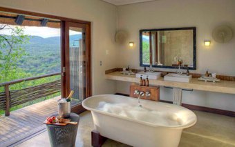 Spacious and luxurious bathroom with view on the bush